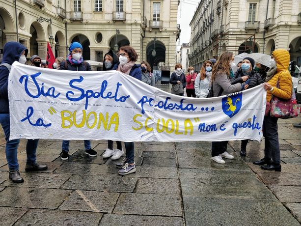 Scuola, insegnanti in piazza a Torino: &quot;Azzolina basta passerelle, non va tutto bene&quot; (FOTO e VIDEO)