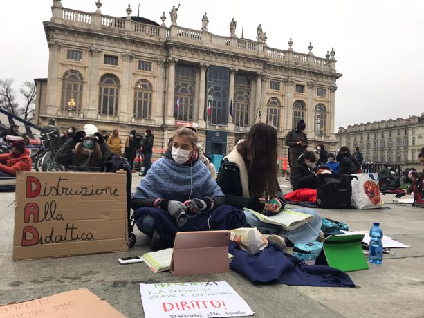 Scuola, riparte la dad. Ma a Torino e Venaria solo dalla seconda media (compresa) in su Scuola, riparte la dad. Ma a Torino e Venaria solo dalla seconda media (compresa) in su