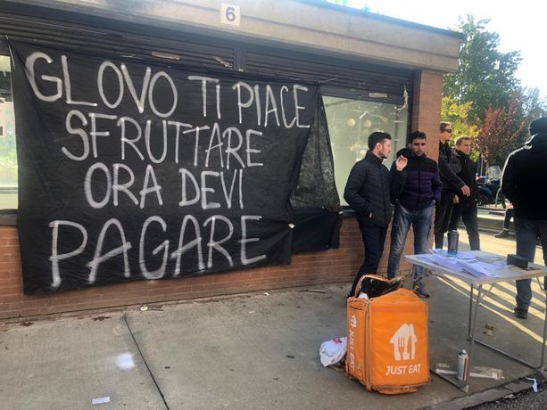 “Glovo ti piace sfruttare, ora devi pagare”: picchetto dei rider davanti al Tribunale [FOTO]
