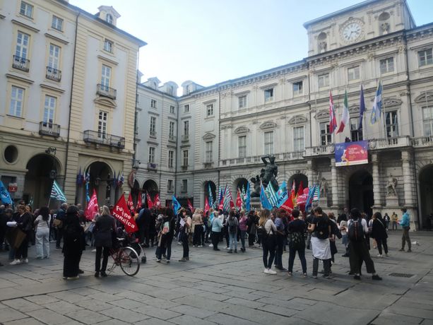 Educatrici, maestri e precari del Comune di Torino in piazza contro Lo Russo: "Peggio del M5S" Educatrici, maestri e precari del Comune di Torino in piazza contro Lo Russo: "Peggio del M5S"