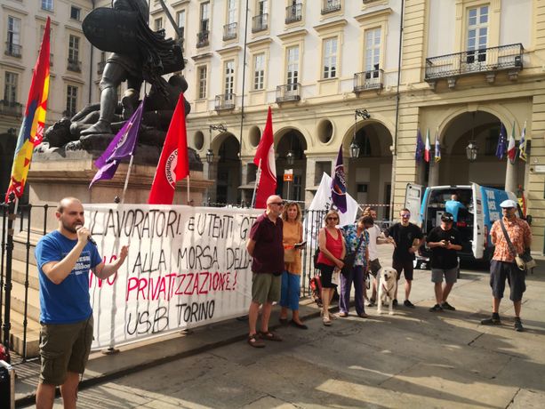 Torino, sciopero dei bus. La protesta davanti al Comune: &quot;Aumenti dei biglietti sulle spalle cittadini e lavoratori&quot; [FOTO]