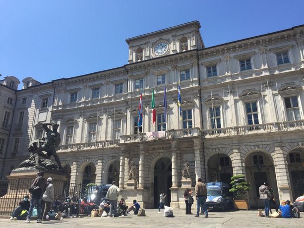 Continua il sit-in in Piazza Palazzo di Città: questa sera previsto un concerto a sostegno dei senza dimora Continua il sit-in in Piazza Palazzo di Città: questa sera previsto un concerto a sostegno dei senza dimora