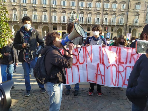Studenti in piazza contro Lamorgese: "Nessun infiltrato, dimettiti" Studenti in piazza contro Lamorgese: "Nessun infiltrato, dimettiti"