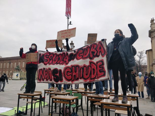Studenti contro la Dad, la protesta non si ferma e continua alle Superiori: "Basta lezioni da casa" [FOTO e VIDEO]