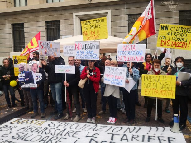 I teleriscaldati in protesta: "Sempre più incazzati. Iren paghi gli aumenti con gli extraprofitti" [FOTO]
