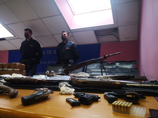 Senza precedenti penali, aveva nascosto in un box di Mirafiori 200 mila euro di droga e un arsenale di armi [FOTO e VIDEO]