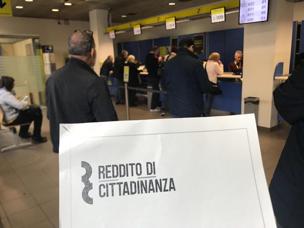 Ancora truffe per il Reddito di cittadinanza, scoperti 46 "furbetti": hanno intascato oltre 400mila euro Ancora truffe per il Reddito di cittadinanza, scoperti 46 "furbetti": hanno intascato oltre 400mila euro