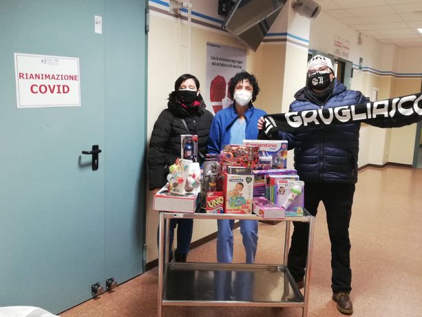 Grugliasco, consegnati ai bambini della pediatria di Rivoli i giocattoli acquistati dallo Juventus club Grugliasco Grugliasco, consegnati ai bambini della pediatria di Rivoli i giocattoli acquistati dallo Juventus club Grugliasco