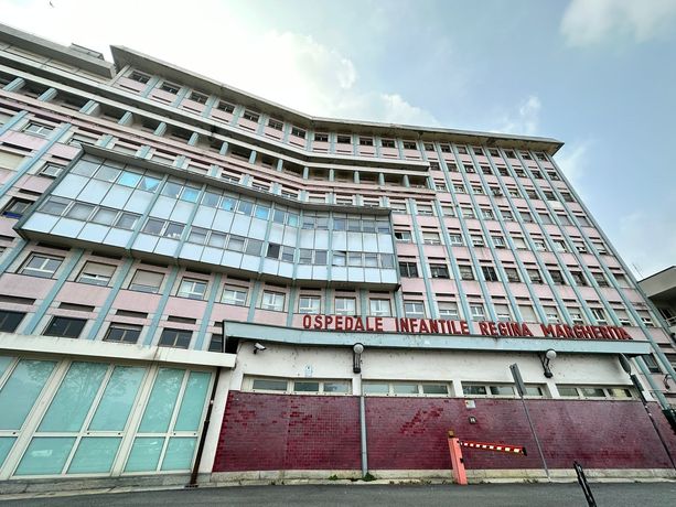 Sta meglio il bimbo di due anni precipitato da un palazzo a Gassino