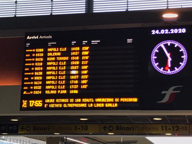 Coronavirus, in tilt il sistema ferroviario: a Porta Nuova treni cancellati e ritardi di ore [FOTO e VIDEO]
