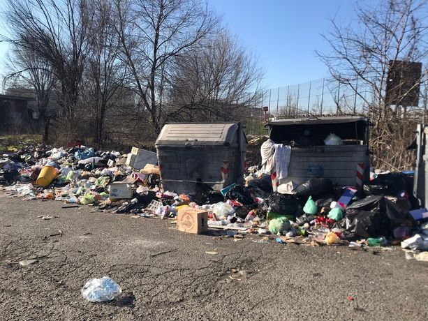 &quot;Viviamo in campi lager come bestie, dateci una casa&quot;: a Torino l'appello dei rom a Comune e Regione