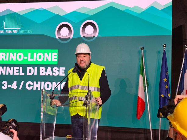 Salvini dà il via ai lavori del tunnel Tav: "Come ponte sulle Stretto pronto nel 2032. In arrivo altri mln per Valsusa" Salvini dà il via ai lavori del tunnel Tav: "Come ponte sulle Stretto pronto nel 2032. In arrivo altri mln per Valsusa"