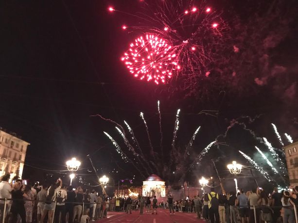 Torino, San Giovanni da sogno: 50.000 persone con il naso all’insù per i fuochi d’artificio Torino, San Giovanni da sogno: 50.000 persone con il naso all’insù per i fuochi d’artificio