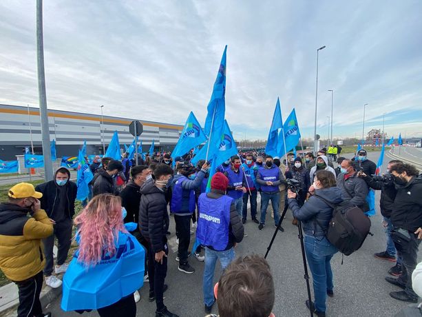 La filiera Amazon dice stop, il giorno della protesta dei corrieri (e non solo): "Giornata storica, chiediamo più diritti" [FOTO]