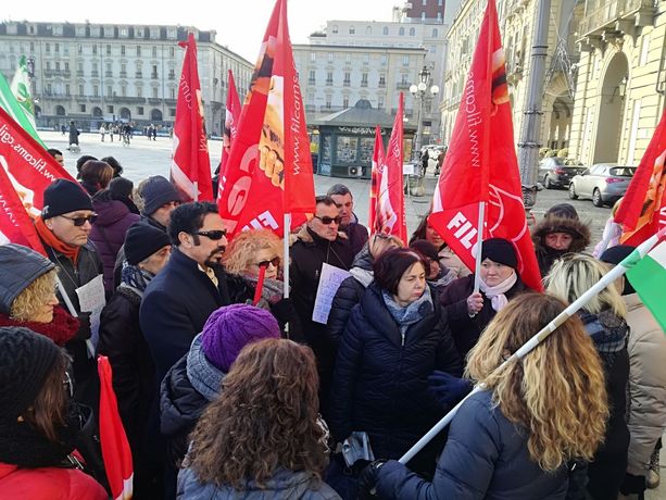 Scuola, lavoratori in piazza contro l'internalizzazione degli appalti di pulizia: "A rischio centinaia di posti di lavoro" Scuola, lavoratori in piazza contro l'internalizzazione degli appalti di pulizia: "A rischio centinaia di posti di lavoro"