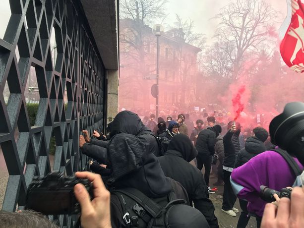 La protesta studentesca degenera, scontri e incidenti con la Polizia [FOTO e VIDEO]