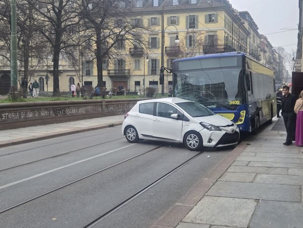 Scontro tra un bus ed una macchina in via Accademia, travolti due bambini