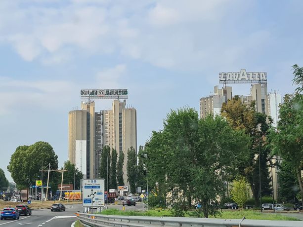 &quot;Stop fossil fuels&quot;: ambientalisti appendono maxi striscione sul grattacielo di Torino Nord
