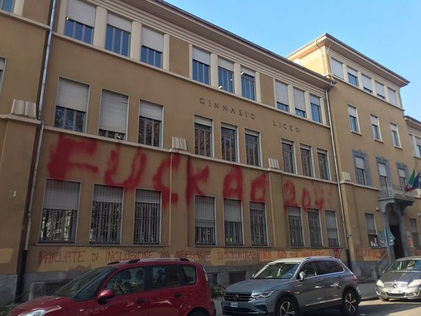 Scritte su scuole e ospedali, sgominata rete No Vax a Torino: 6 denunciati [VIDEO e FOTO]