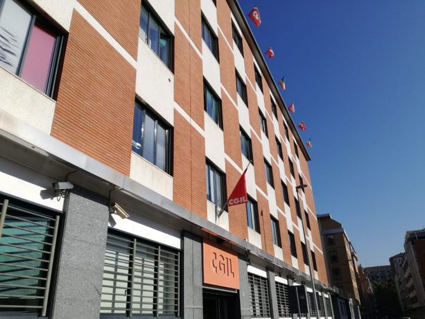 Corteo no Green pass e assalto alla Cgil di Roma: "La Camera del lavoro di Torino aperta per solidarietà" Corteo no Green pass e assalto alla Cgil di Roma: "La Camera del lavoro di Torino aperta per solidarietà"
