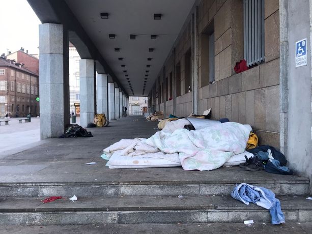 Al riparo dal freddo, sotto i portici del Comune: un accampamento di senzatetto davanti al Duomo (FOTO e VIDEO)