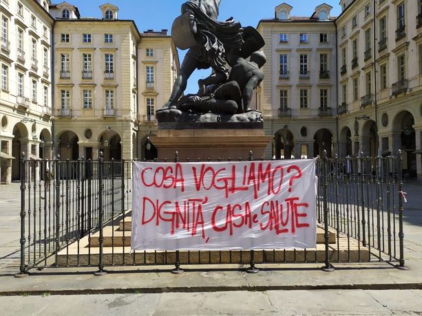 Torino, prosegue il presidio davanti al Comune dei senzatetto “sfrattati” da Piazza D'Armi