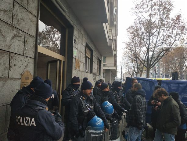 Mamma esce per portare a scuola il figlio disabile, torna a casa e si ritrova sfrattata: “La sorpresa una violenza”