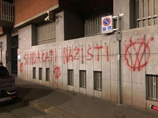 'Sindacati nazisti', imbrattati i muri della sede Cisl a Torino 'Sindacati nazisti', imbrattati i muri della sede Cisl a Torino
