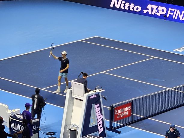Atp Finals, è subito Sinner-mania: il campione azzurro esalta l'Inalpi Arena demolendo de Minaur
