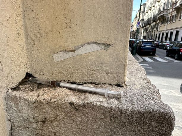 Siringhe abbandonate, tossicodipendenti a due passi dal Comune: di notte il centro fa paura Siringhe abbandonate, tossicodipendenti a due passi dal Comune: di notte il centro fa paura