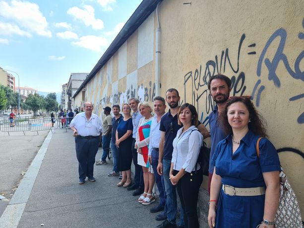 Ufficio immigrazione nel caos, sopralluogo di Cgil, centrosinistra e M5S in corso Verona: “Dignità per utenti e personale”
