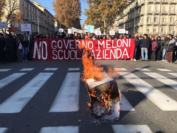 Scuola, mobilitazione degli studenti contro il governo Meloni: in centinaia al corteo in centro a Torino Scuola, mobilitazione degli studenti contro il governo Meloni: in centinaia al corteo in centro a Torino