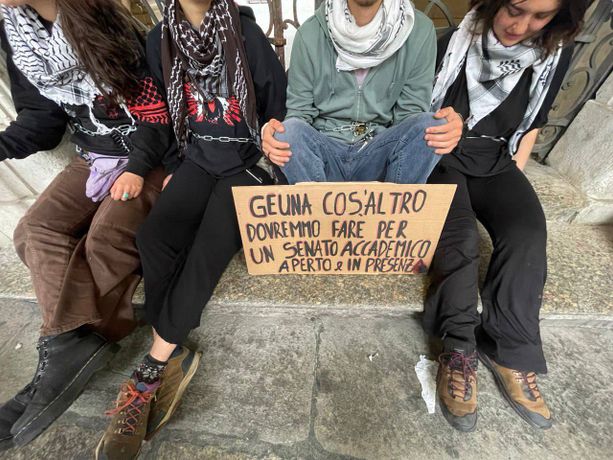Un gruppo di studenti pro Palestina si incatena davanti al rettorato: "Stanno bruciando le persone e non vogliono parlarci" Un gruppo di studenti pro Palestina si incatena davanti al rettorato: "Stanno bruciando le persone e non vogliono parlarci"