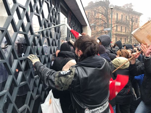 Scuola, 7 poliziotti feriti durante gli scontri, Fsp: &quot;Infiltrazioni criminali ed eversive fenomeno endemico&quot;