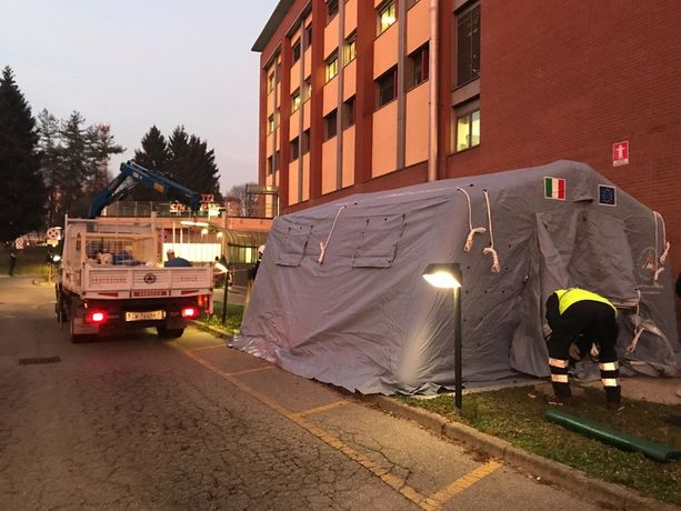 “Eroi” presi a pugni in faccia al San Giovanni Bosco: ancora un infermiere aggredito in ospedale