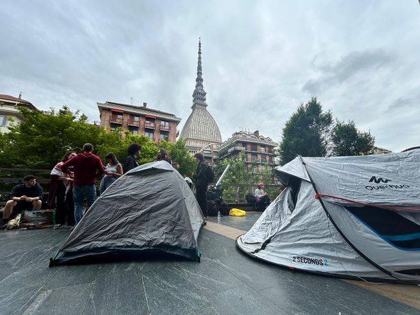“Studenti-Intifada”: tende davanti a Palazzo Nuovo e al Politecnico “Studenti-Intifada”: tende davanti a Palazzo Nuovo e al Politecnico