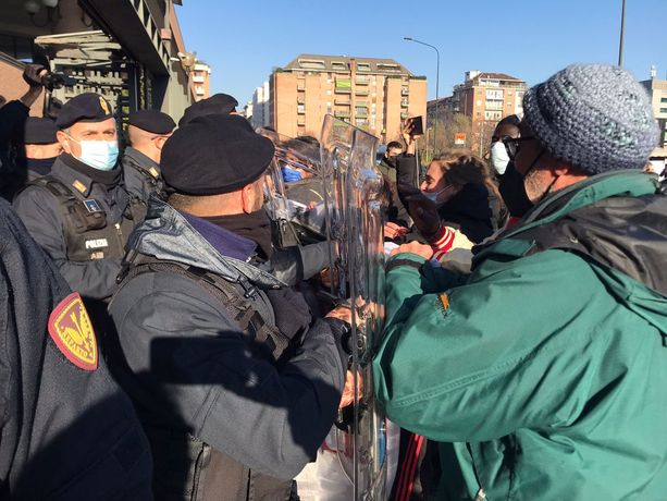 Condannata attivista del centro sociale Askatasuna, tensioni e scontri all'esterno del tribunale (FOTO e VIDEO)