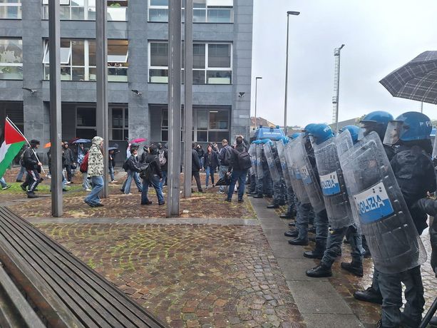 Presidio in sostegno della Palestina al Politecnico di Torino: "L'ateneo deve prendere posizione". Tensioni con la polizia [FOTO]