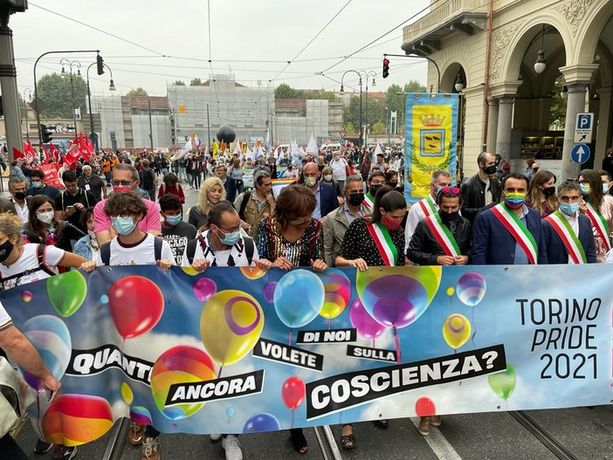 "Tacchi rotti, eppure bisogna andar". Il 17 giugno Torino si colora arcobaleno con il Pride: la sfilata parte da Aurora