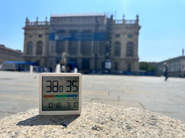 Caldo africano su Torino, il termometro tocca 38°: corsa nelle fontane, preoccupano gli anziani Caldo africano su Torino, il termometro tocca 38°: corsa nelle fontane, preoccupano gli anziani