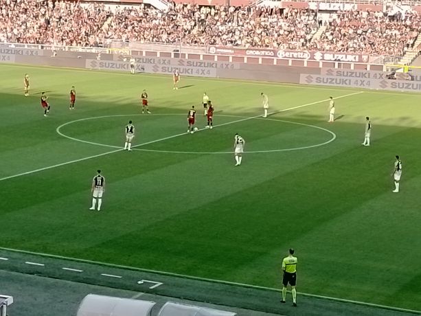 Il derby più brutto: niente gol e poche emozioni fra Toro e Juve, lo spettacolo lo regalano i tifosi sugli spalti