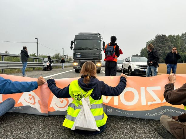 Blitz sull’A4, ambientalisti bloccano la Torino-Milano: automobilisti inferociti [FOTO e VIDEO]