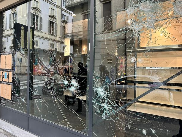 Furia anarchica, Lo Russo visita i negozianti colpiti: “Il corteo voleva devastare Porta Nuova” [FOTO e VIDEO]