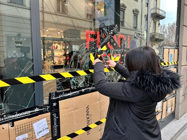 Gli anarchici devastano Torino, la paura dei negozianti: “Noi chiusi in magazzino con le luci spente” [VIDEO]