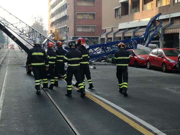 Via Genova, oggi si sposta la gru. Ma è anche il giorno delle perizie (FOTO e VIDEO)