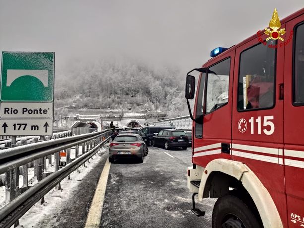 Maxi incidente in Valle di Susa, Sitaf si difende: "Servizio antigelo attivo fin dal mattino presto" Maxi incidente in Valle di Susa, Sitaf si difende: "Servizio antigelo attivo fin dal mattino presto"