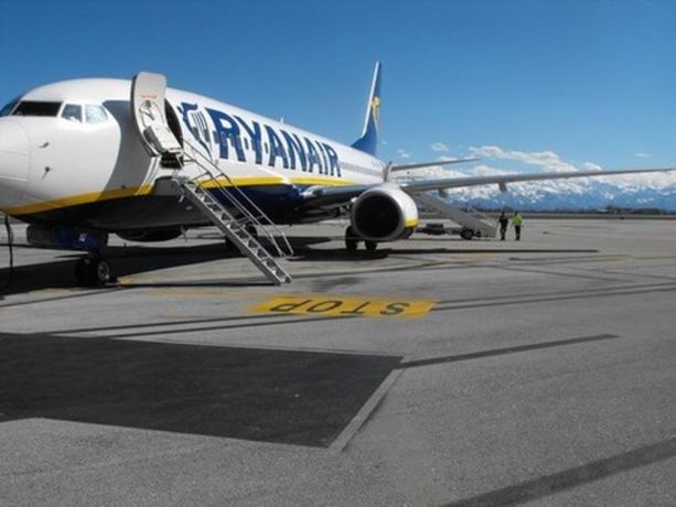 Fiammata prima del decollo, scoppia il panico sull'aereo Brindisi-Torino: i passeggeri evacuati con gli scivoli Fiammata prima del decollo, scoppia il panico sull'aereo Brindisi-Torino: i passeggeri evacuati con gli scivoli