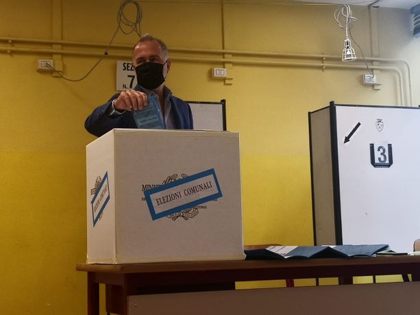 Damilano al seggio con i suoi genitori: "Votate. Dopo la pandemia c'è bisogno di dare una prova di democrazia" [FOTO E VIDEO]