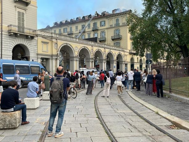 Bloccato l’incendio in piazza Carlo Felice. Il rogo si è sviluppato sotto le tegole [VIDEO]