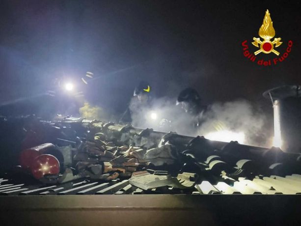 FOTO. In fiamme il tetto di una villetta: vigili del fuoco in azione a Casorate